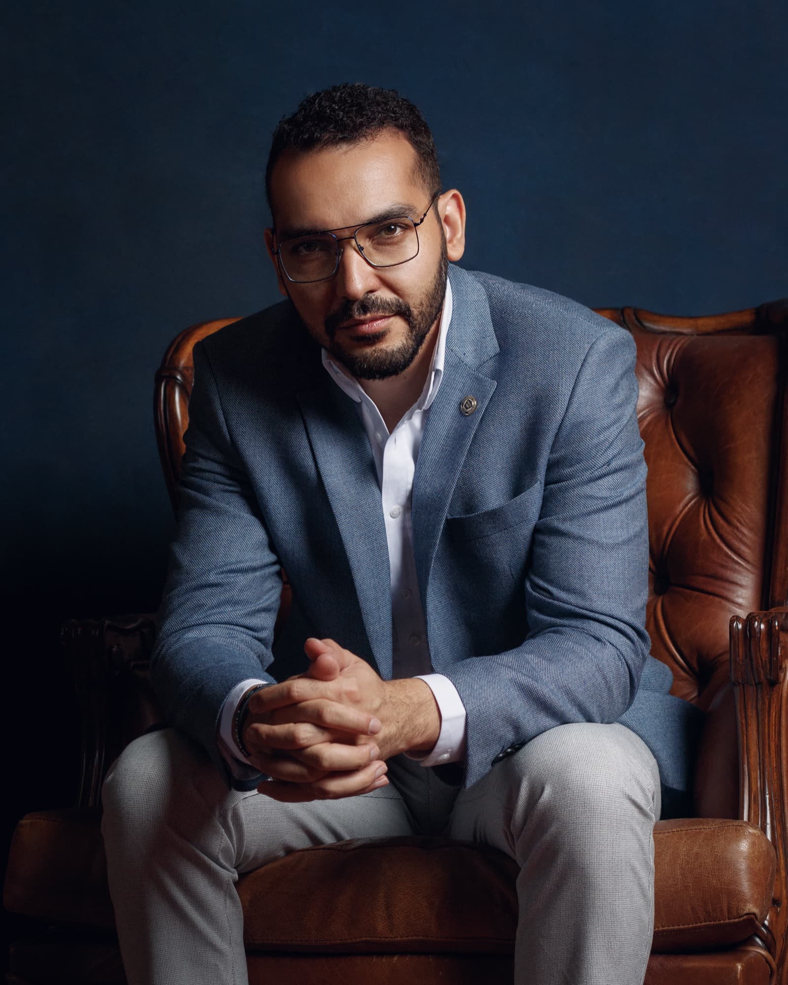 Michael Arruda — co-fundador da OMNI Brasil, sentado em poltrona